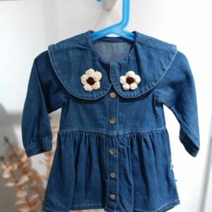 Vestito in denim con fiori ricamati sul collo