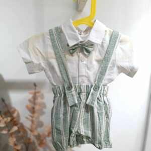 Completo verde con camicia e papillon